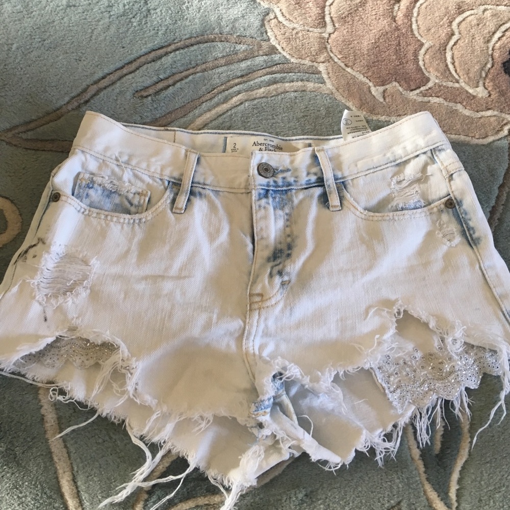ABERCROMBIE & FITCH embellished light wash cutoffs