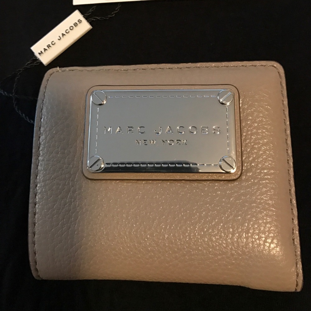 Marc Jacobs New Q Bifold Wallet 🌸