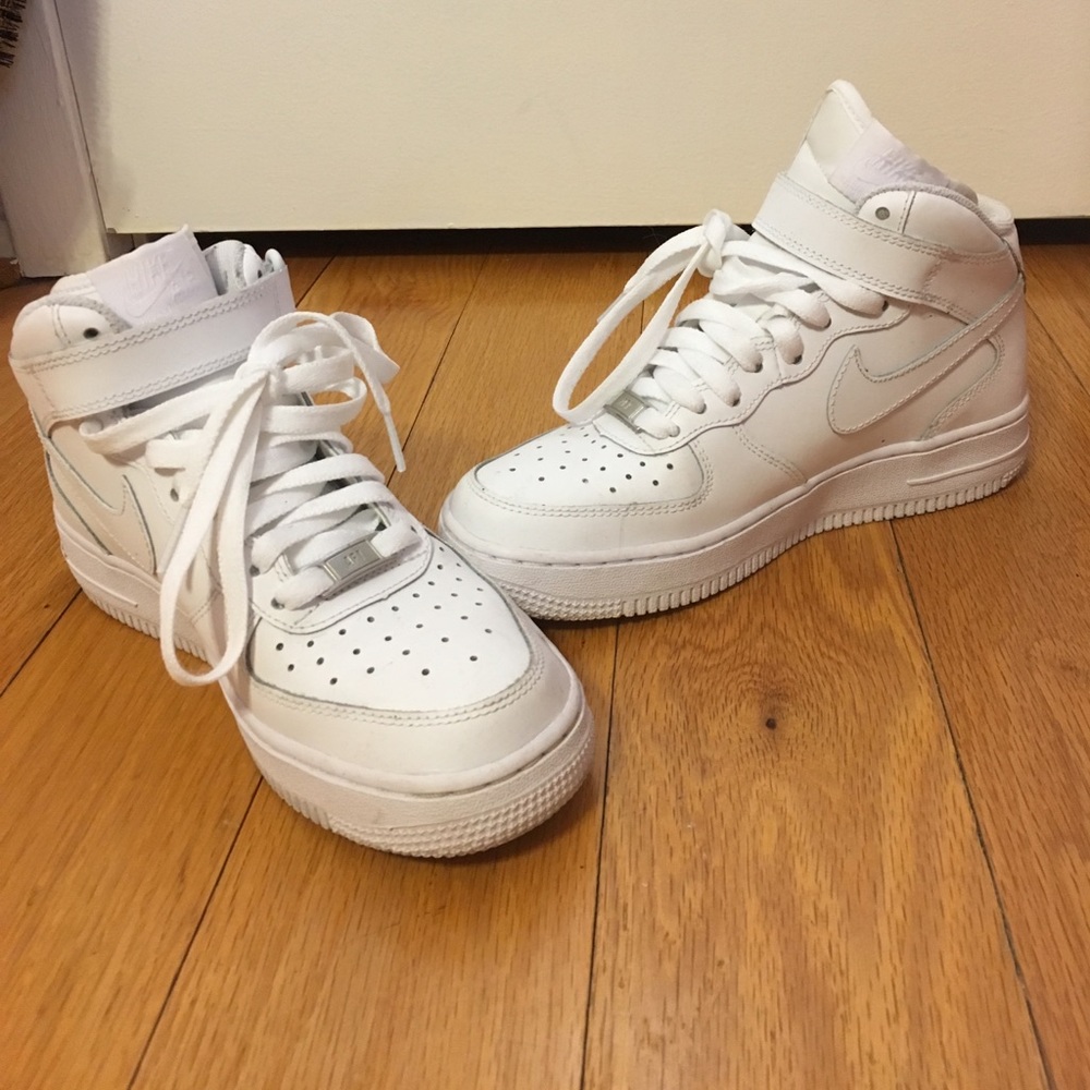 high tops Nike Air Forces size 4