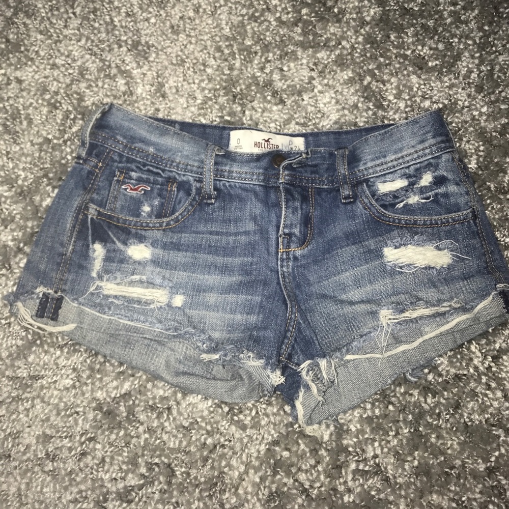 Cute hollister dark wash shorts! 💛