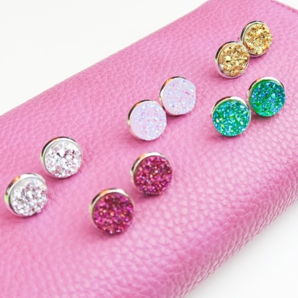 ✨Sparkling silver stud earrings✨