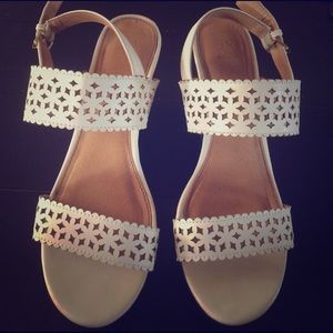 NY&C white wedges