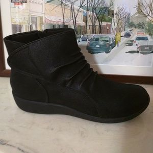 NIB Clarks Cloud Stepper cushioned Bootie
