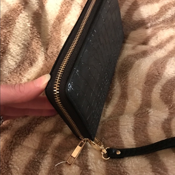 Cute wristlet. - Picture 2 of 4
