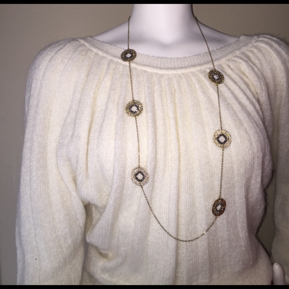 Gold circle necklace •