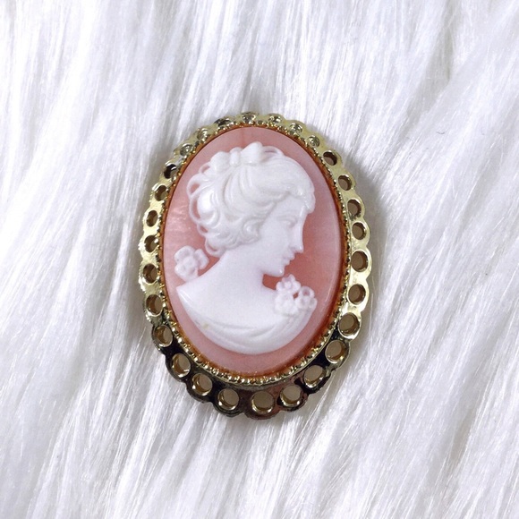 Vintage Retro Jewelry - Vintage Light Pink & White Cameo Brooch