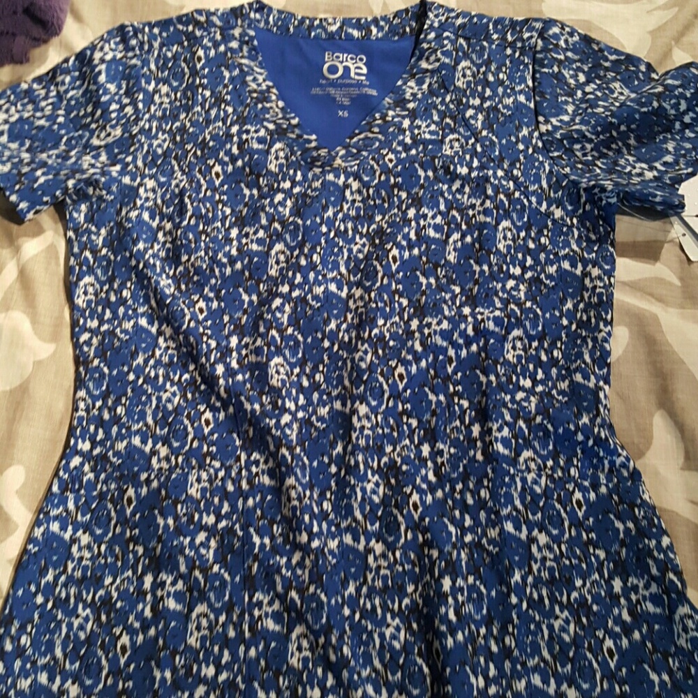 Barco scrub top