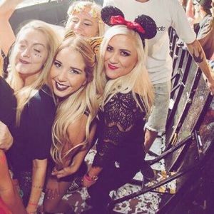 Black Lace Scoop Long Sleeve