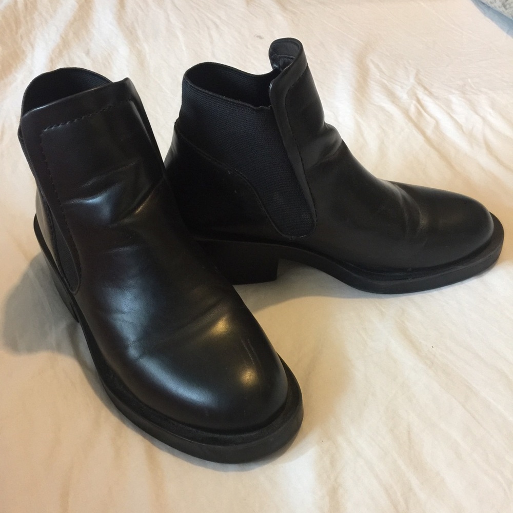 SOLD Bossy black ankle boots 🕶