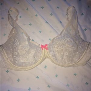 White body by Victoria bra (34DDD)