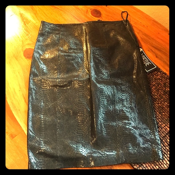 Absolutely gorgeous leather snake print skirt - Picture 1 of 4