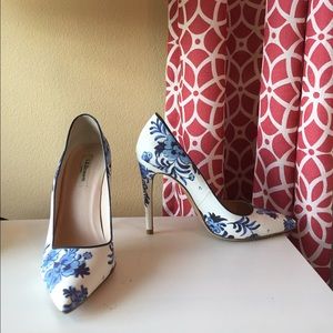 NWOT Cute blue floral pumps