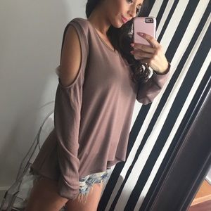 Neutral taupe cold shoulder tee✨ buttery soft✨