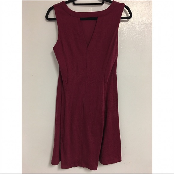 Maroon dress with cutout - Picture 2 of 3