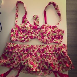 Gorgeous new VS floral bra and garter set 36C