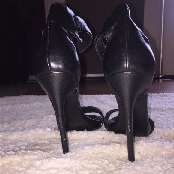 SOLD * DO NOT BUY *SEXY STEVE MADDEN STRAP HEEL👠 - Picture 2 of 4