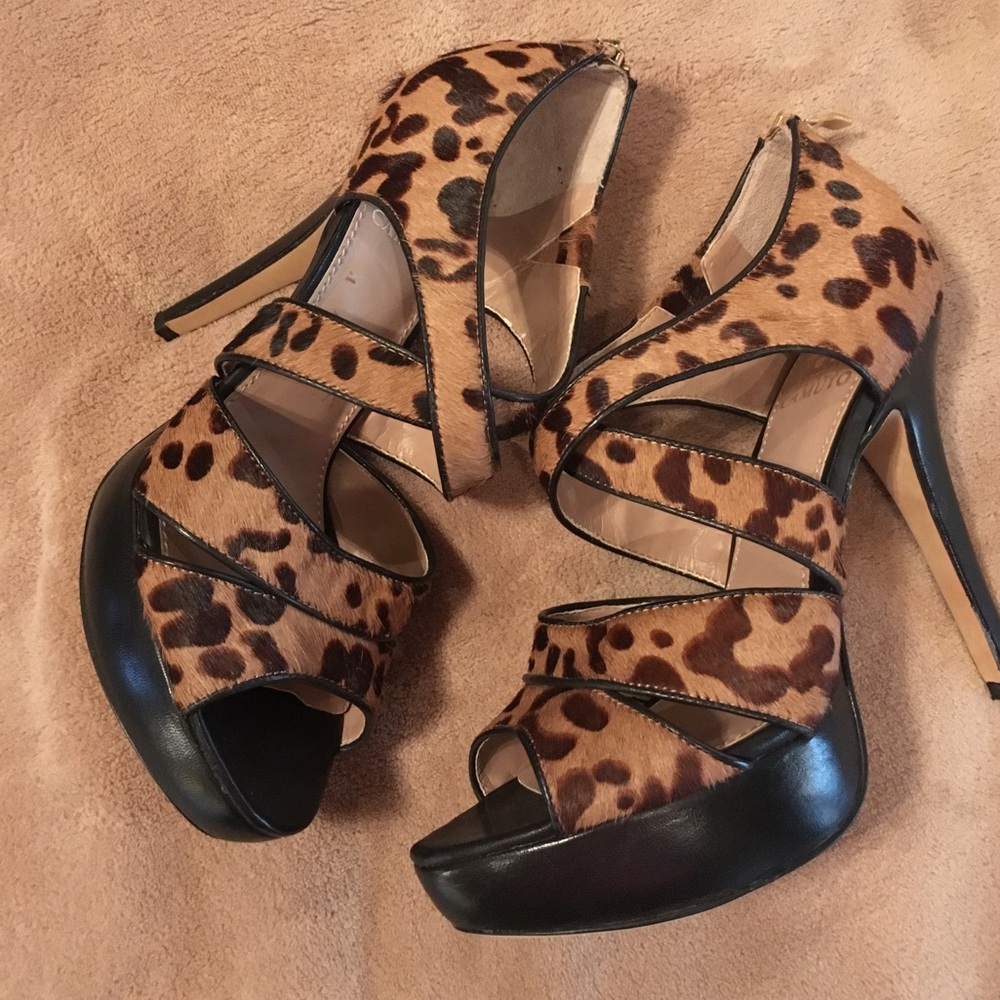 Vince Camino Strappy Leopard Print Heel size 7 1/2