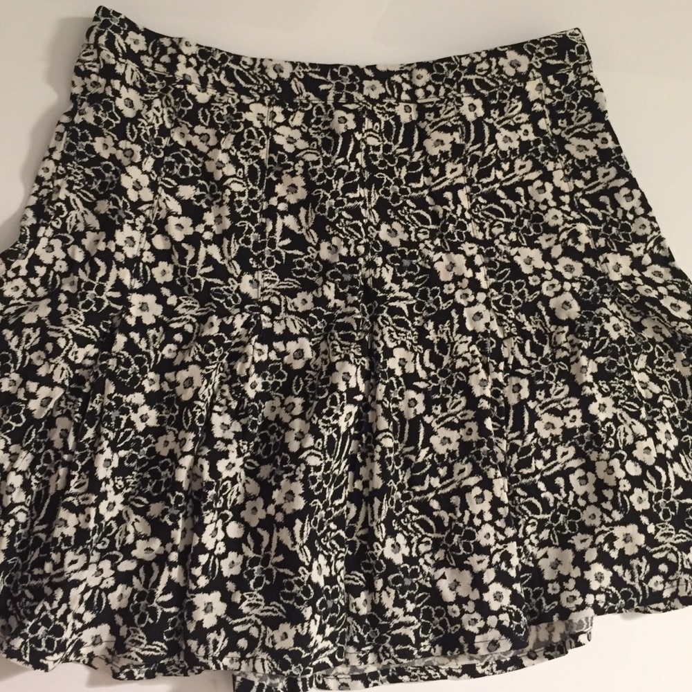 Black & white floral printed flare skirt