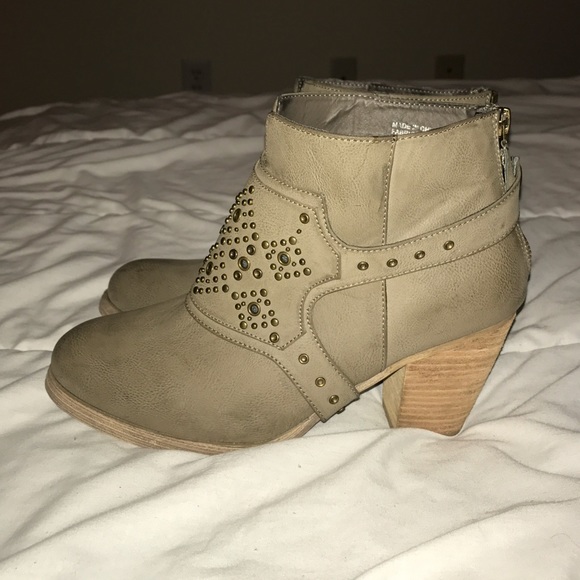 Cute ankle booties from urban outfitters - Picture 1 of 3