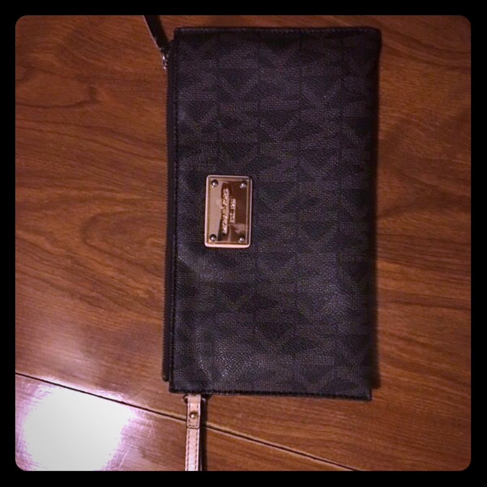Michael Kors Wristlet/Wallet