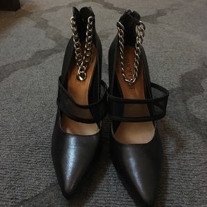 Never worn black pumps