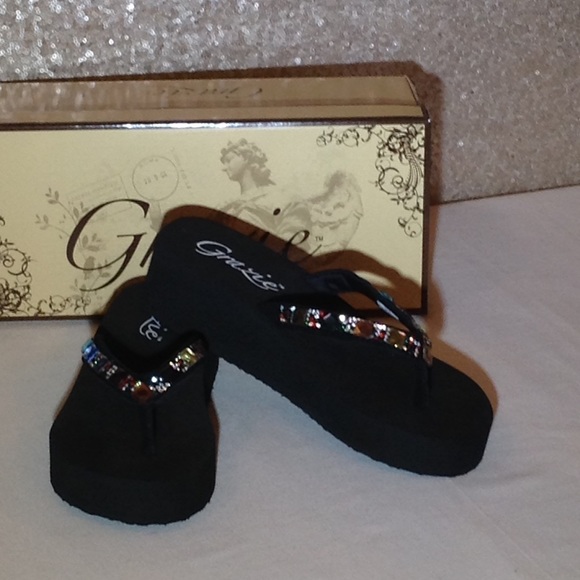 ❗️1 HOUR SALE❗️CUTEST GRAZIE FLIPFLOPS - Picture 1 of 3