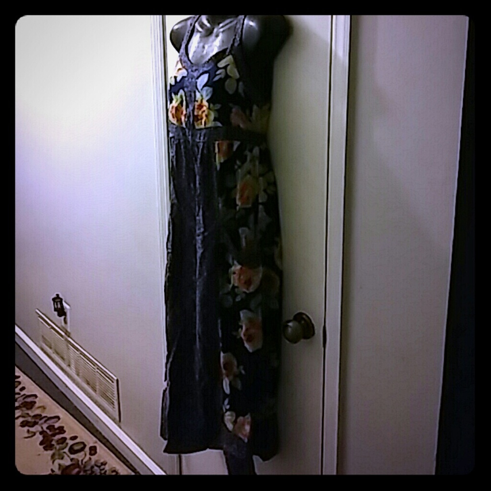 SOLD Floral sundress w/ pockets