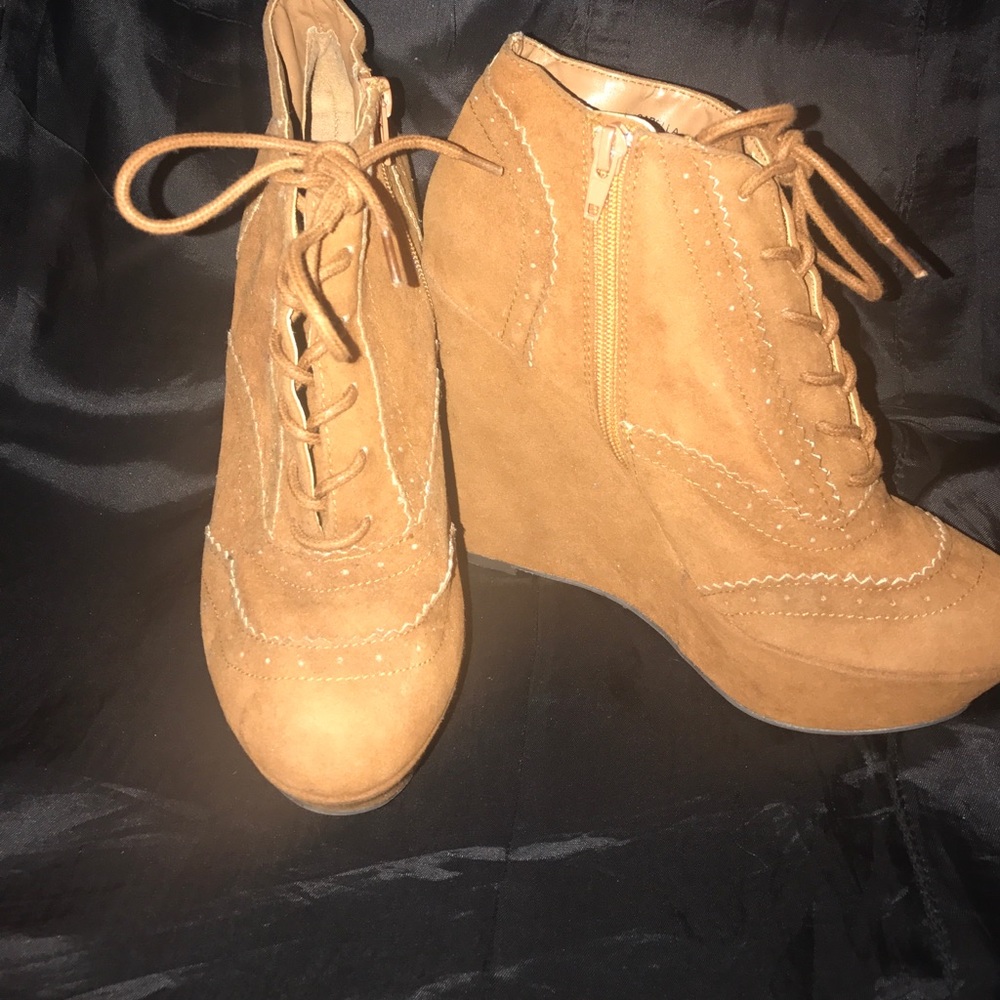 Tan/brown tie-up wedges