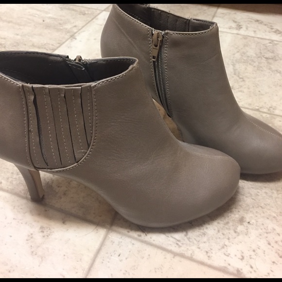 ‼️SOLD‼️Madden Girl Greer Grey Paris Bootie - Picture 2 of 4