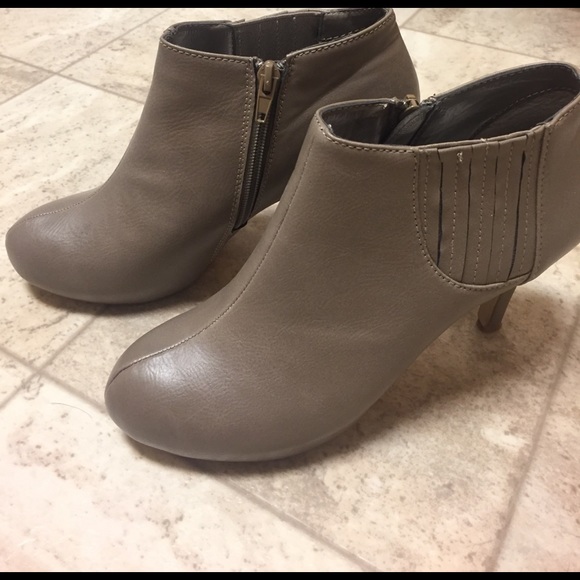 ‼️SOLD‼️Madden Girl Greer Grey Paris Bootie - Picture 4 of 4