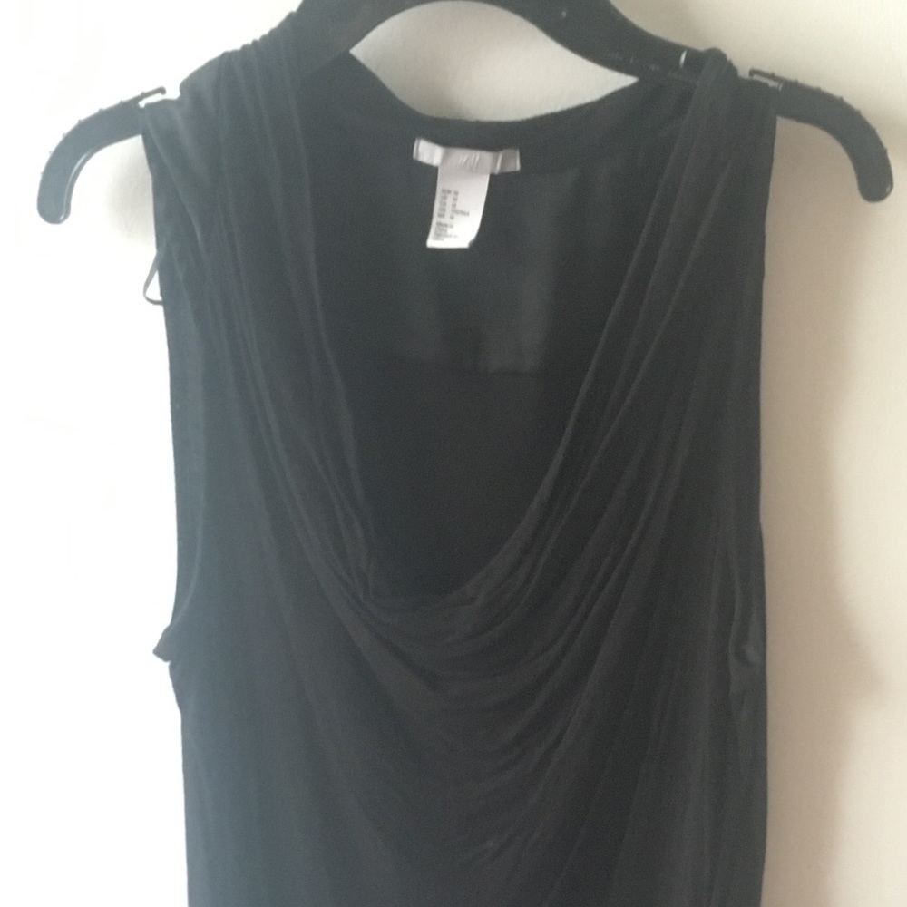 Black Scoop Neck H&M Top!