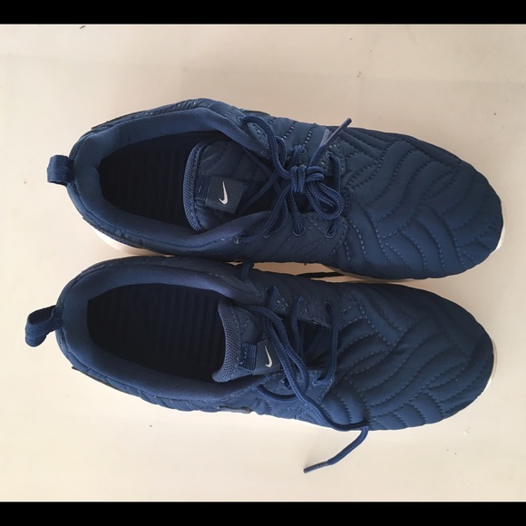 Quilted Nike Roshe One - Picture 2 of 2