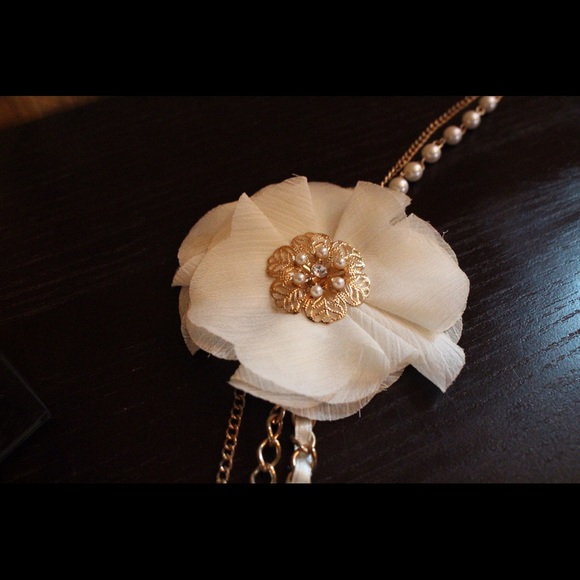 Pearl and Flower Necklace 🌺 - Picture 3 of 3