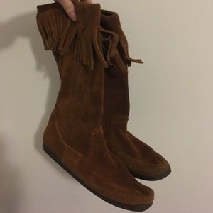 Minnetonka single fringe boots