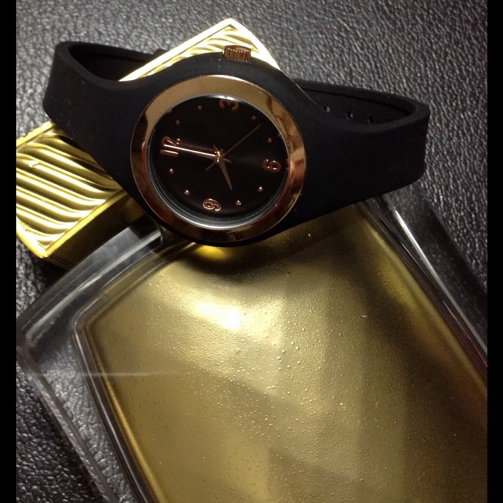 🆕 Black & Gold Watch