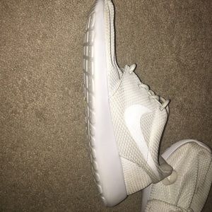 Nike roshe! White
