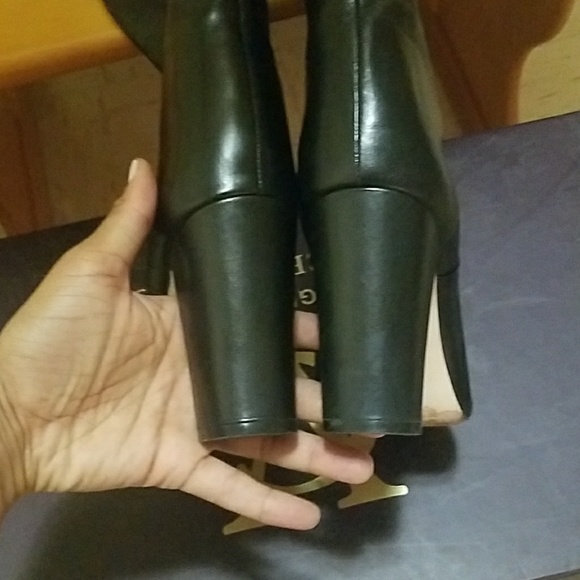 Vince Camuto Signiture - Picture 3 of 4