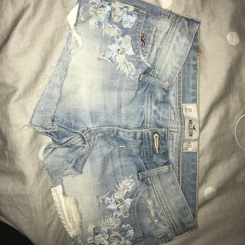 Cute hollister flower pattern shorts!