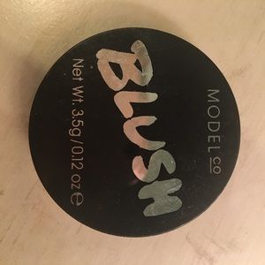 Model Co peach blush