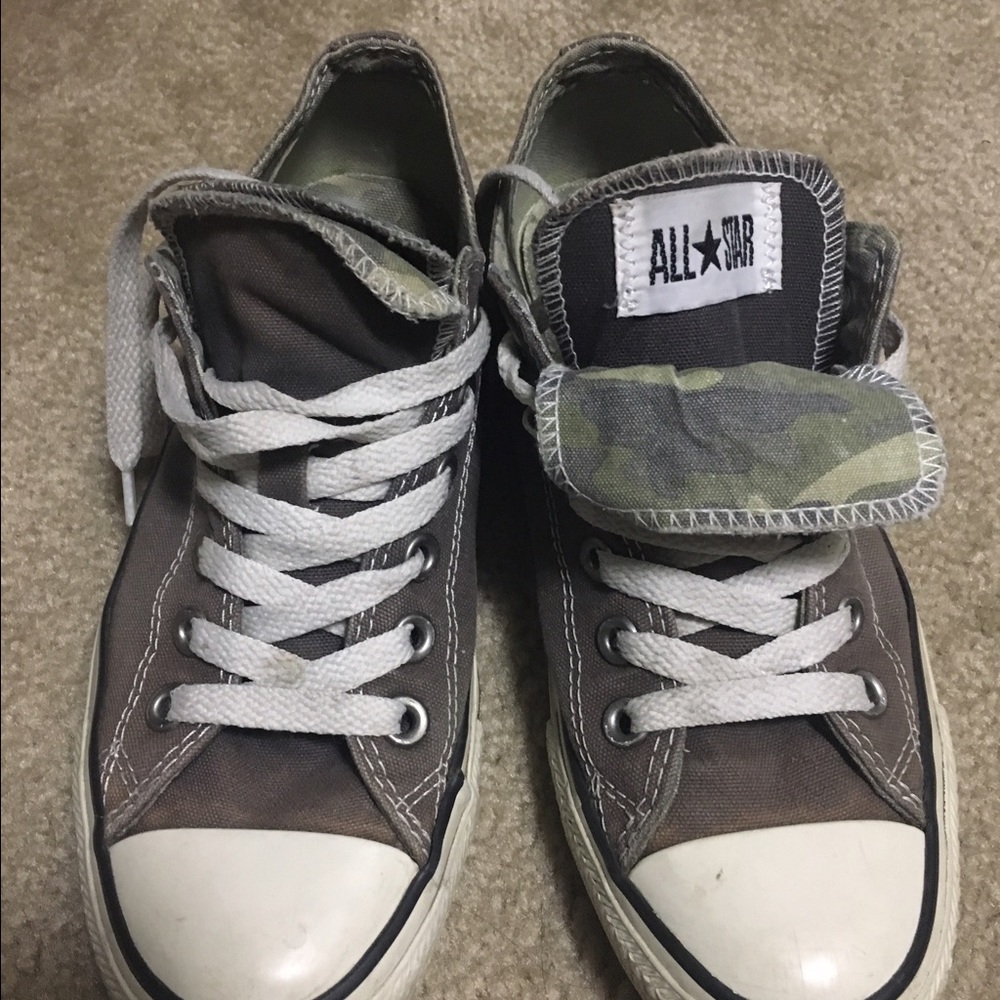 Gray low top converse