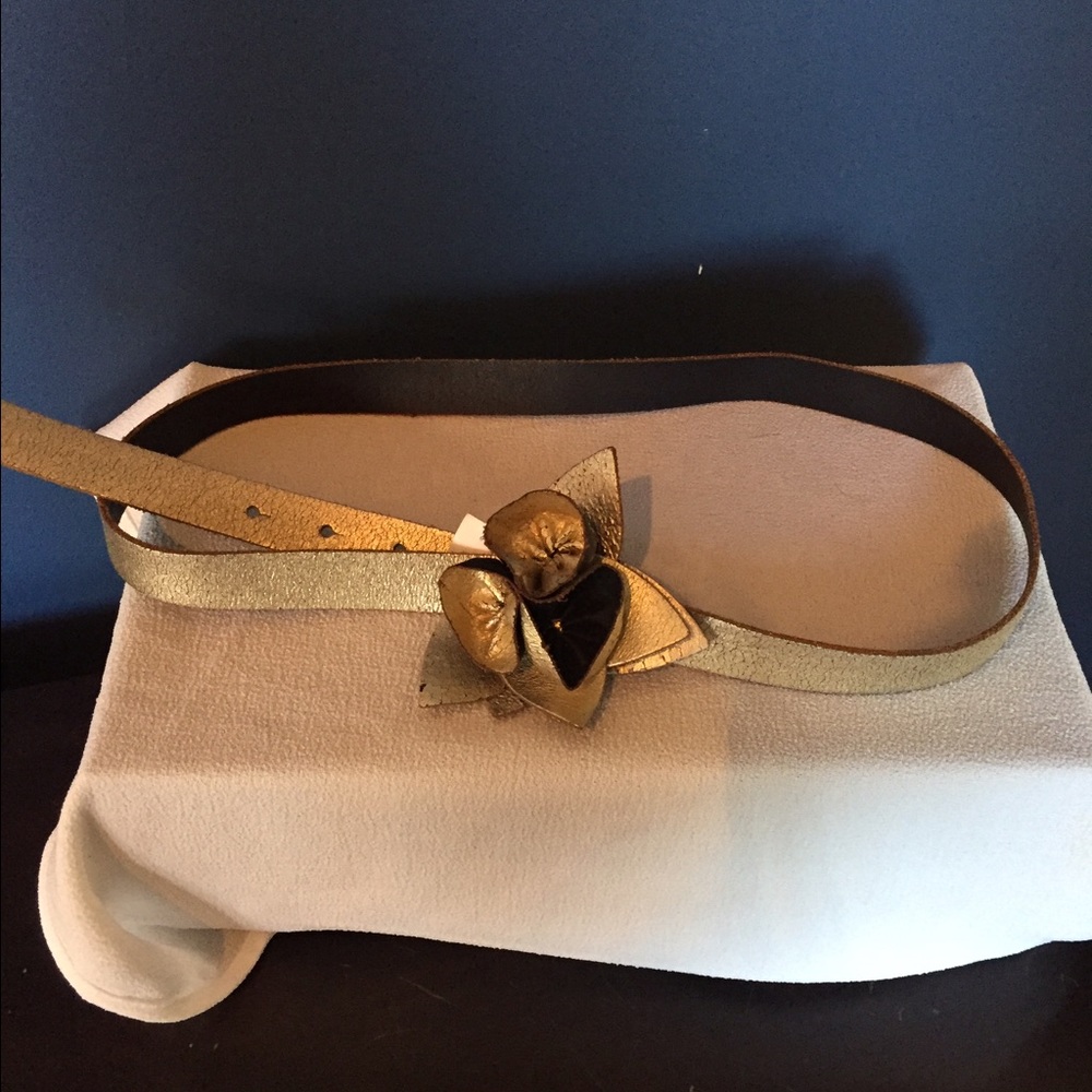 Metallic flower belt