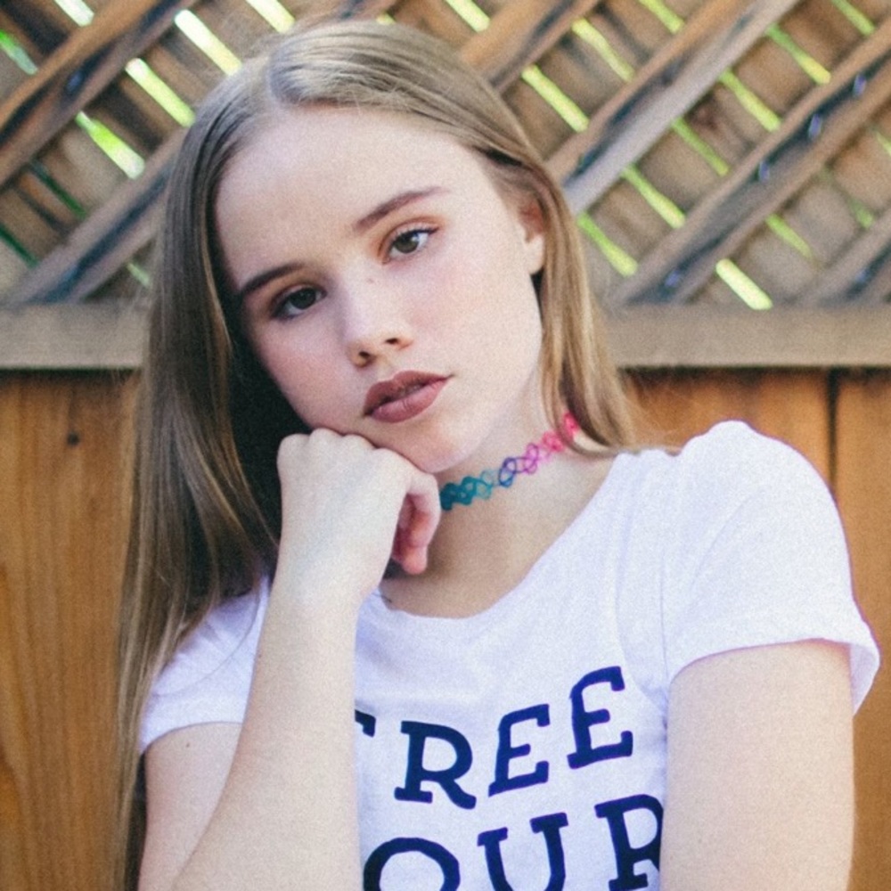 2 different color 90's chokers