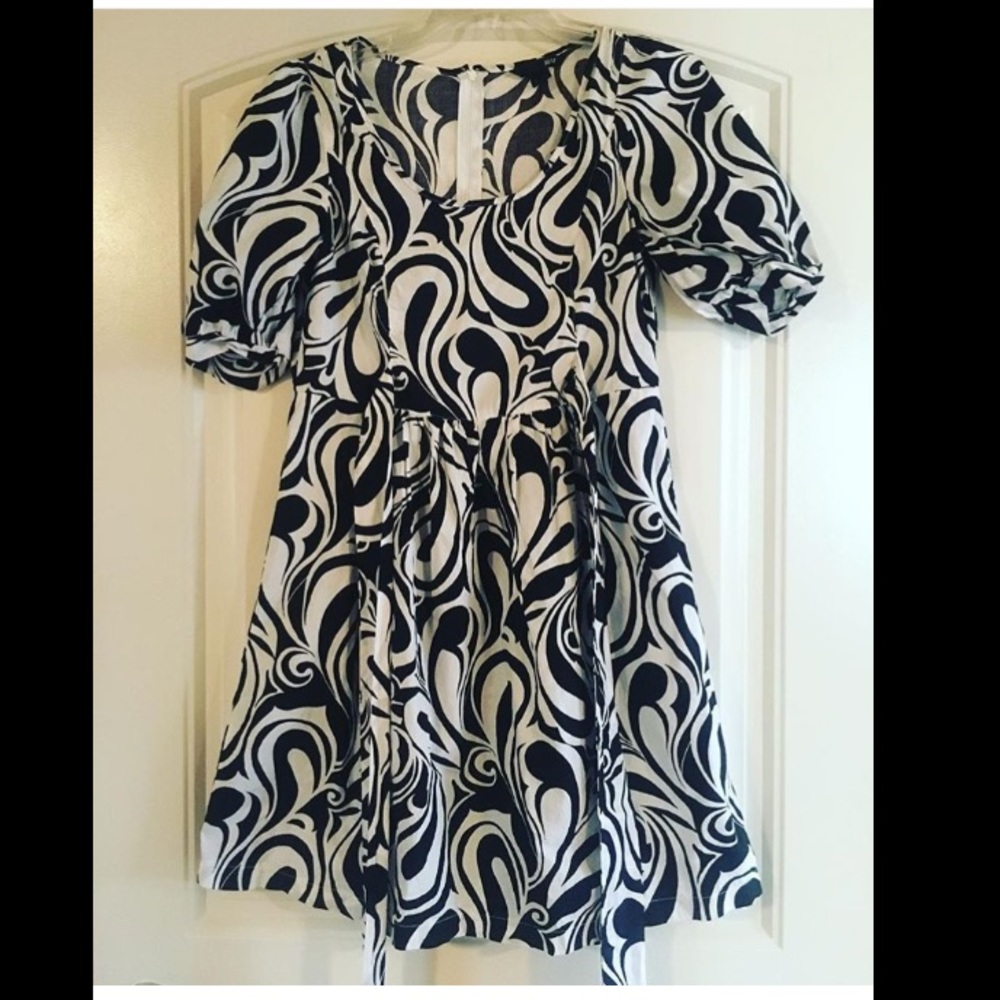 Tie back linen dress- black and white