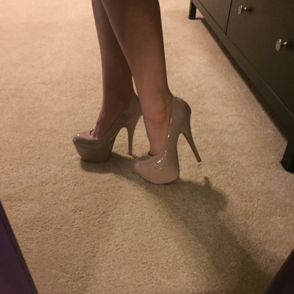 Like new! Dollhouse nude patent heels!