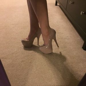 Like new! Dollhouse nude patent heels!