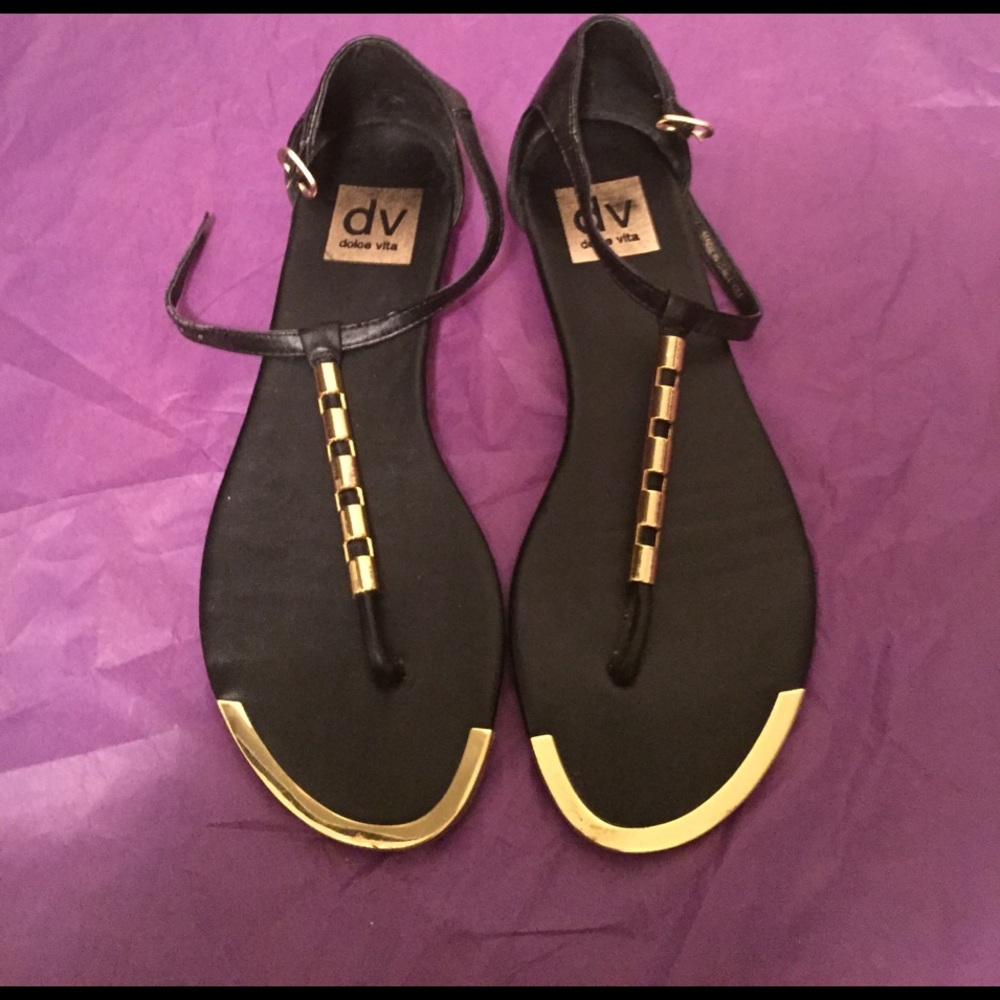 DV Dolce Vita size 6 black/gold thong sandals