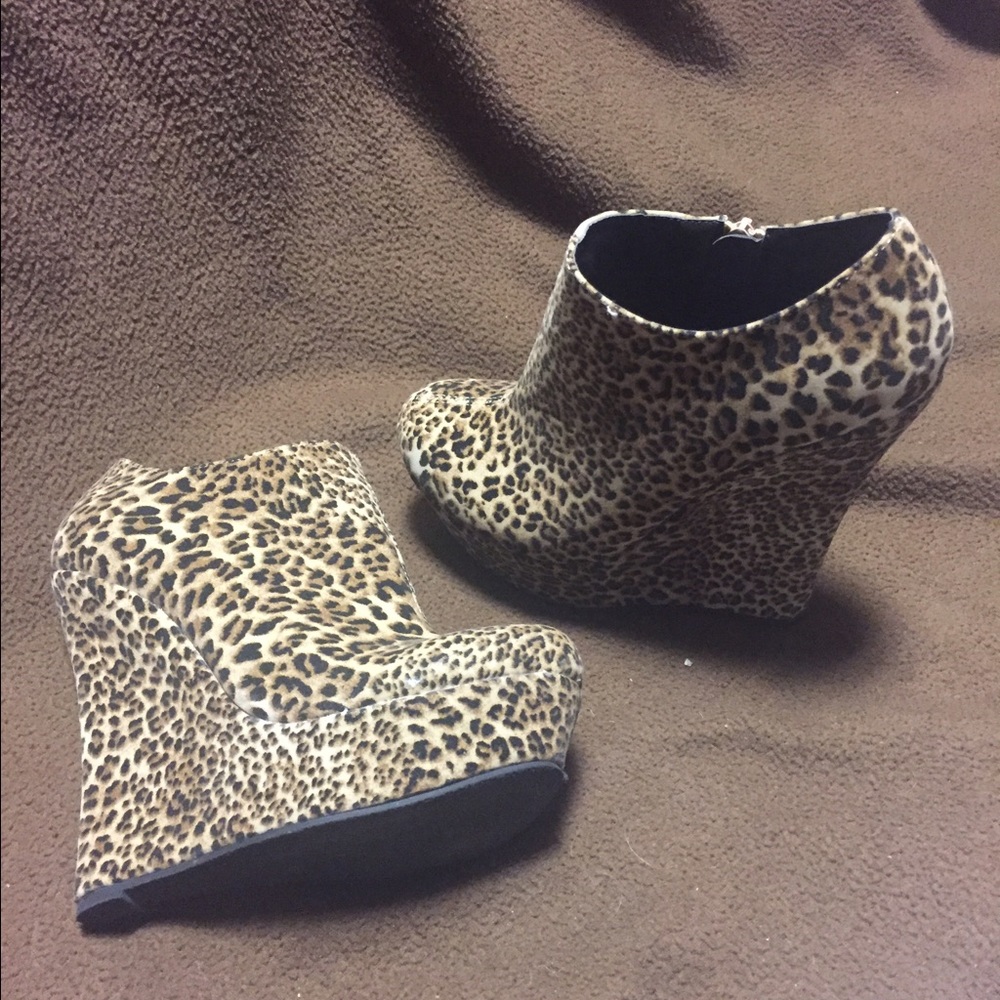 Leopard wedges