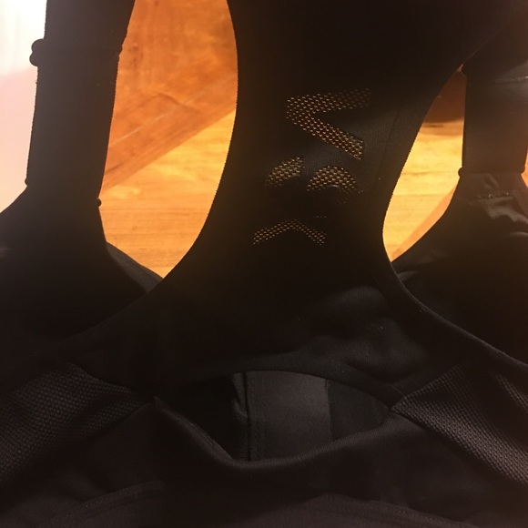 VSX 34DD sports bra - Picture 3 of 4