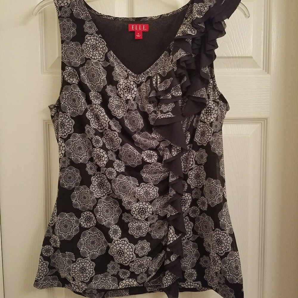 Sleeveless gathered blouse