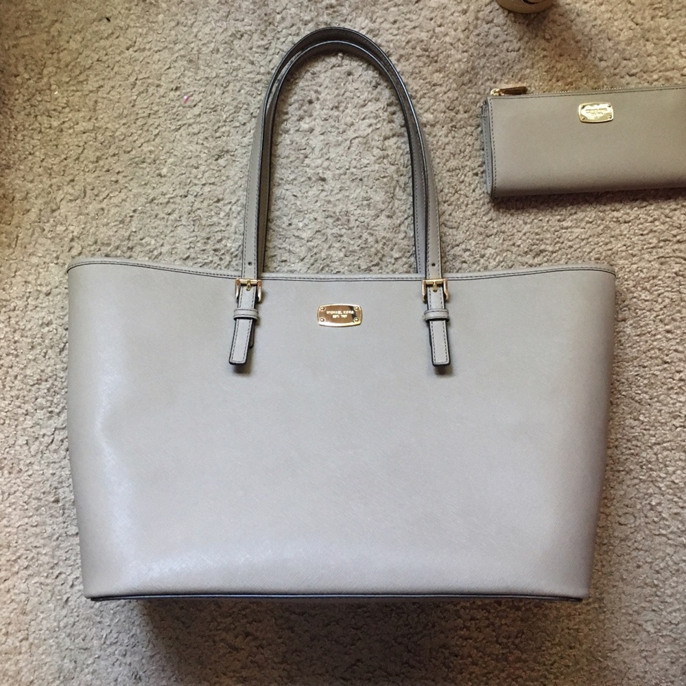 🚫Sold🚫Michael kors tote and matching wallet! - Picture 2 of 8